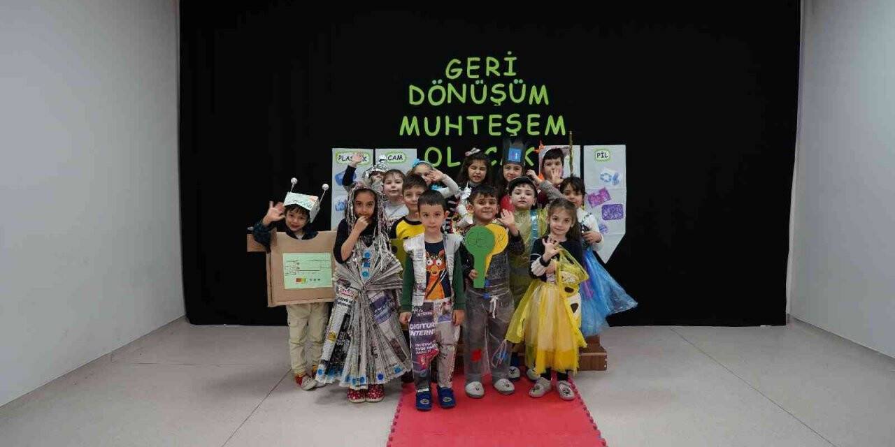 Miniklerden geri dönüşüm defilesi