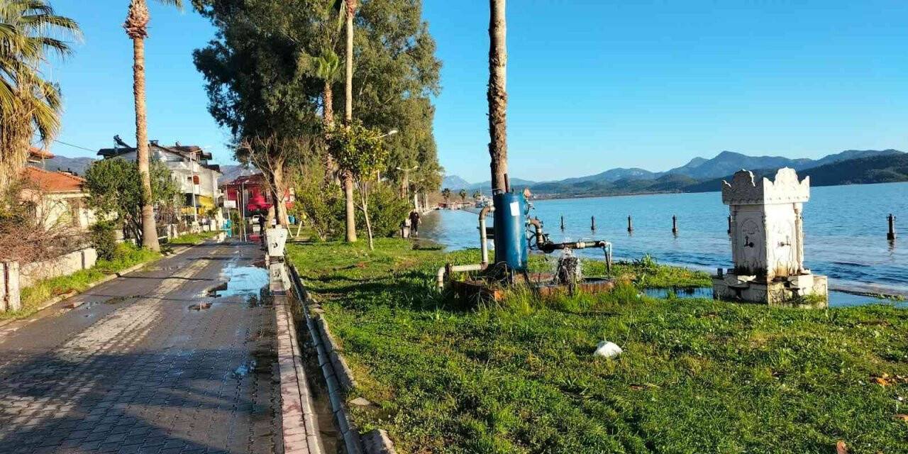 Köyceğiz Gölü’nden taşan sular geri çekilmeye başladı