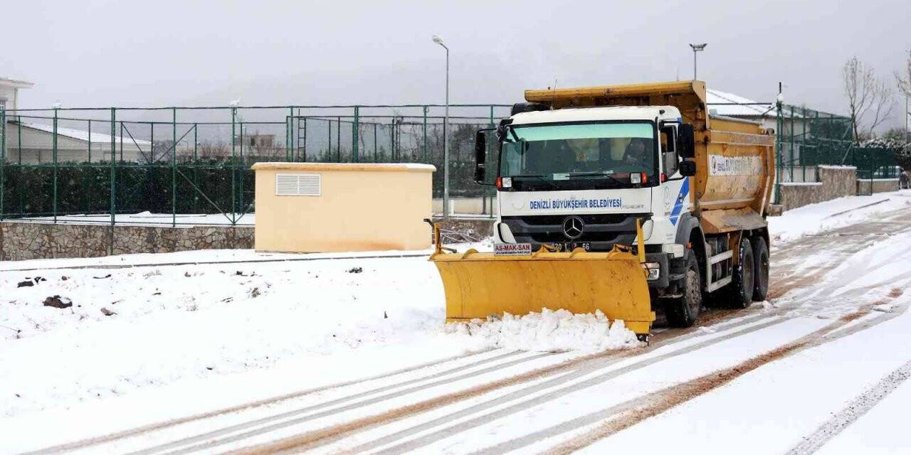 Denizli’de karla mücadele çalışmaları devam ediyor