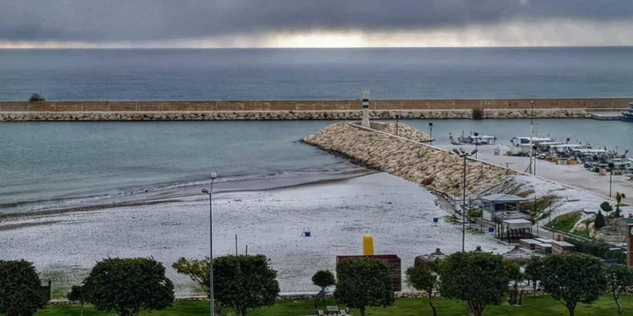 Mersin’in sahil kenti Erdemli’de kar sıfır rakıma kadar geldi, bazı okullar tatil edildi