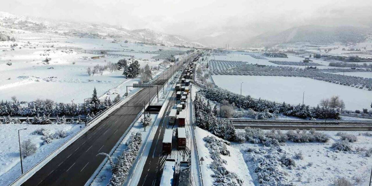 Karda kapanan TAG otoyolunda metrelerce oluşan tır kuyruğu drone ile görüntülendi