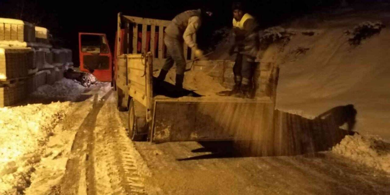 Manisa’da karla mücadele devam ediyor