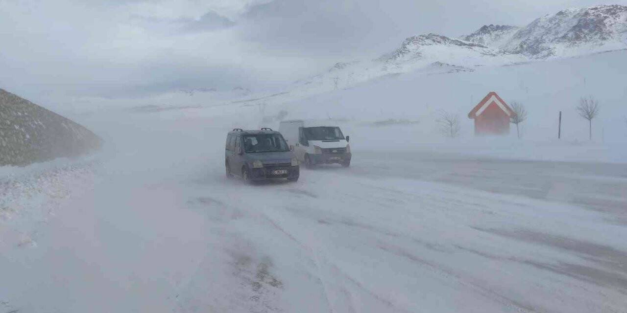Van’da kar yağışı ve tipi Kurubaş Geçidi’nde etkili oluyor
