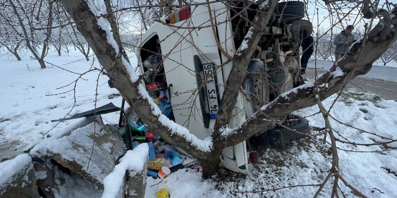 Karda kayan araç şarampole yuvarlandı