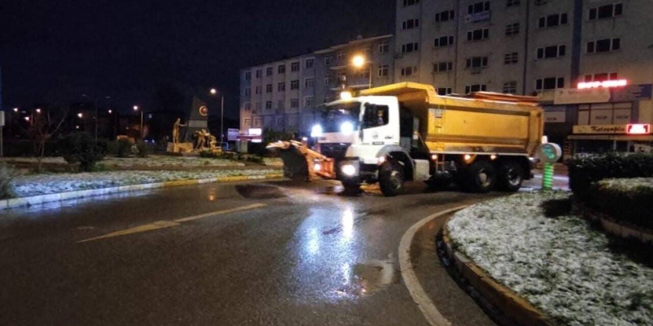 Derince’de kar timleri çalışmalarına devam ediyor