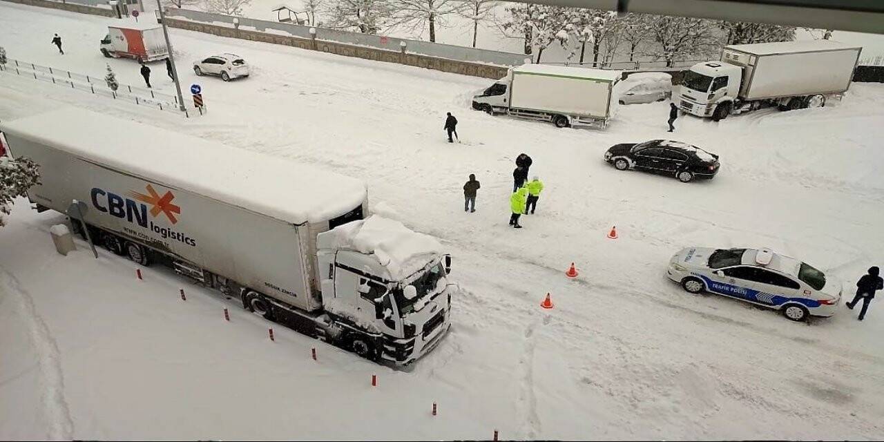 Genç-Diyarbakır yolu ulaşıma kapandı, onlarca araç yolda kaldı