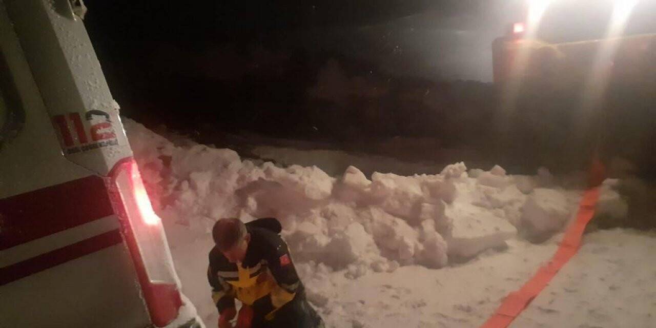 Bitlis’te hasta almaya giderken mahsur kalan ambulans kurtarıldı