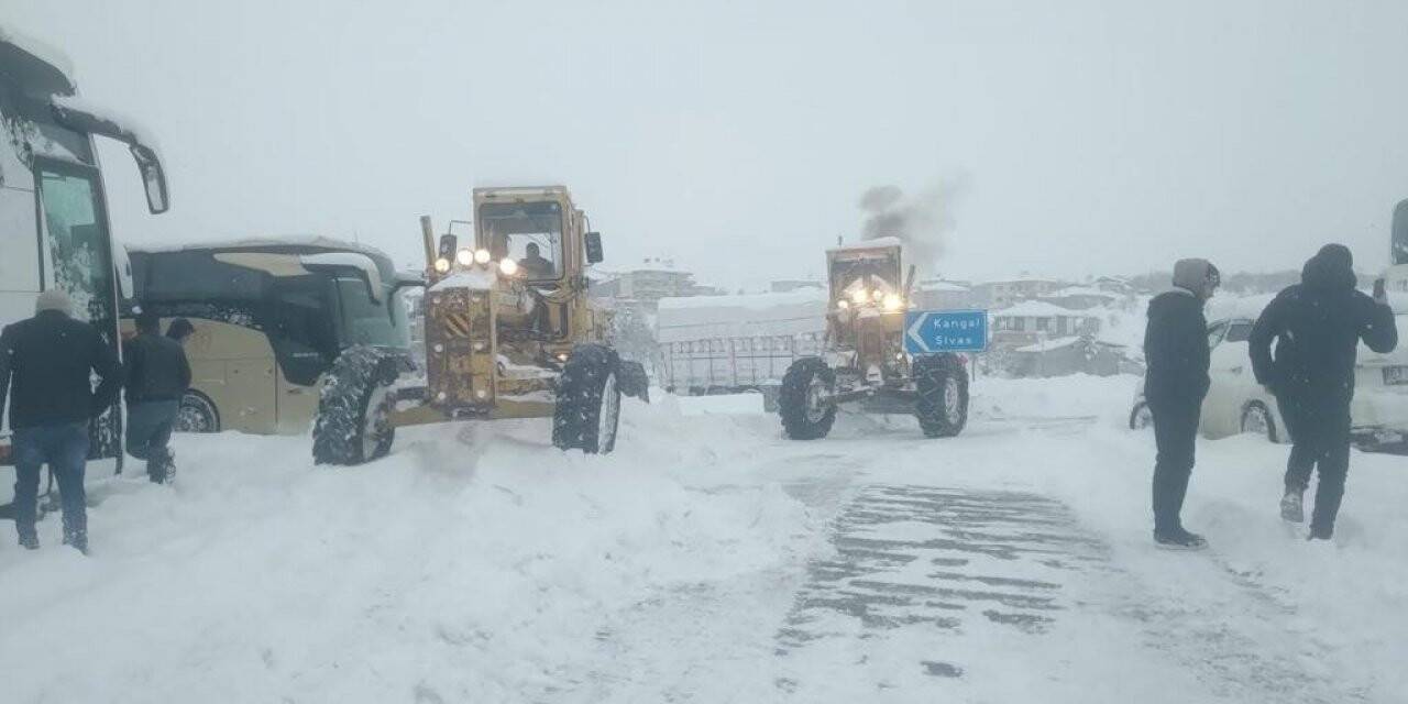 Malatya’da karla mücadele sürüyor