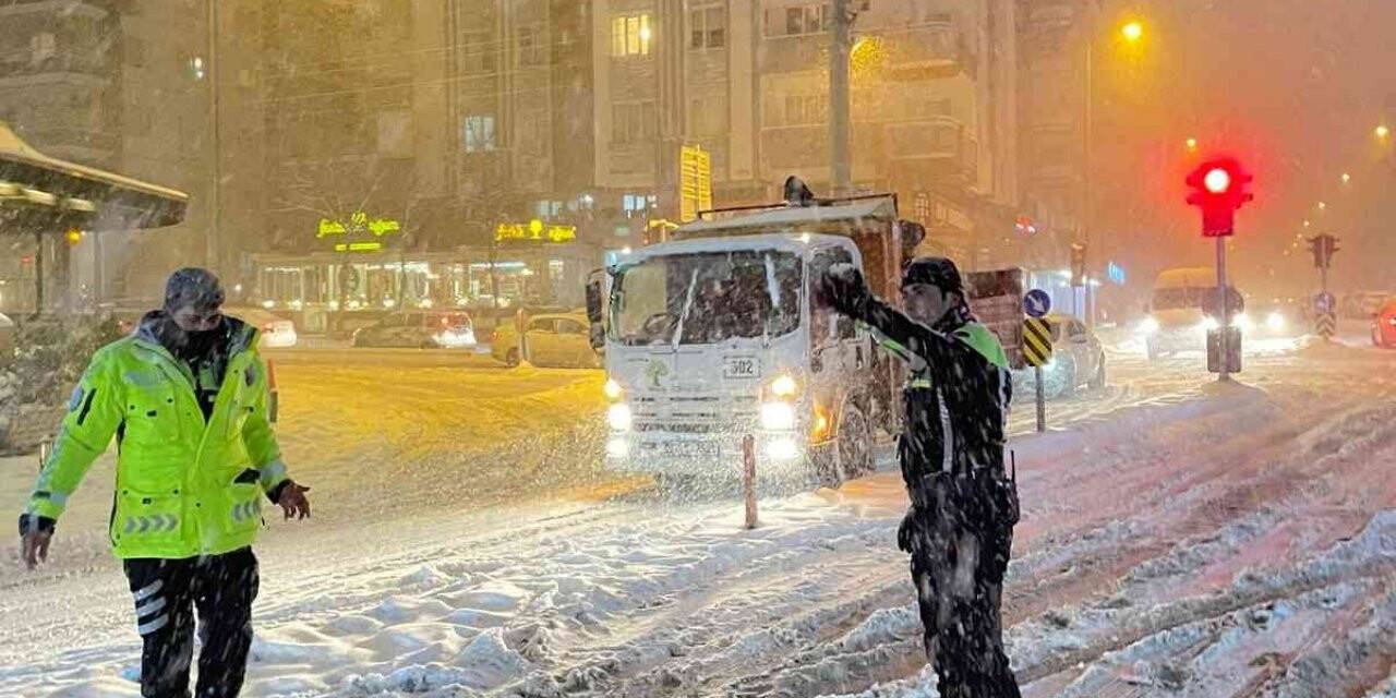TOMA’lar kar küredi, trafik polisleri yolda kalan araçlara yardım etti