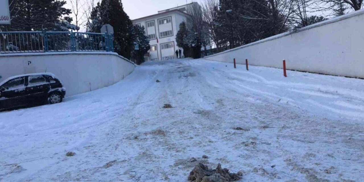 Bu yolda vatandaşlar yürümekte, araçlar ilerlemekte güçlük çekiyor