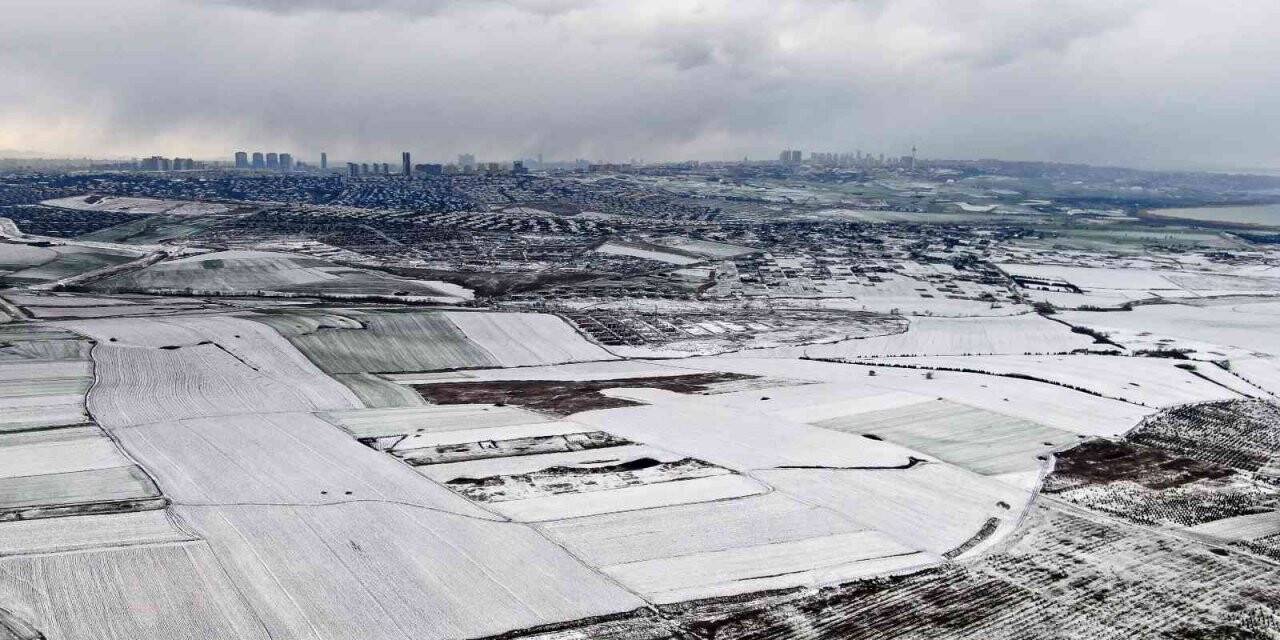 Karla kaplanan Büyükçekmece Gölü’nün çevresi  havadan görüntülendi