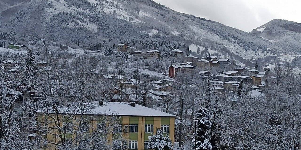 Devrek’te kar yolları kapattı