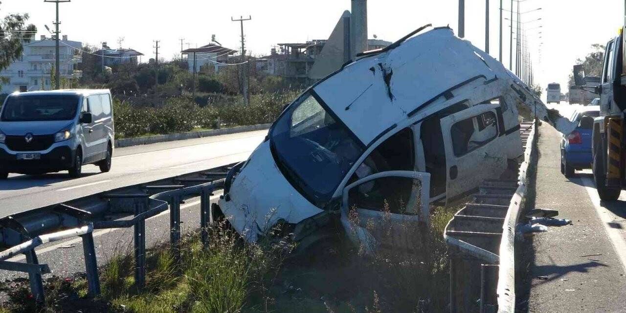 Hafif ticari araç önce bariyerlere ardından aydınlatma direğine çarptı: 4 yaralı