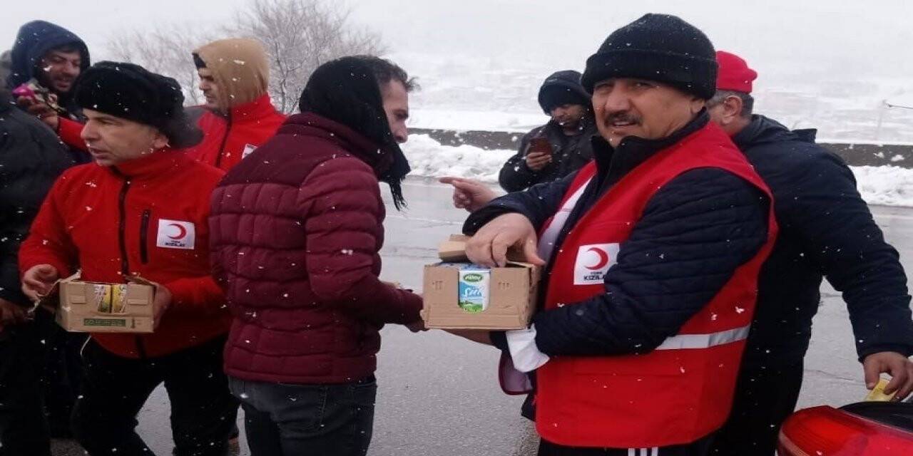 Kızılay TAG otobanında mahsur kalan vatandaşlara kumanya dağıttı