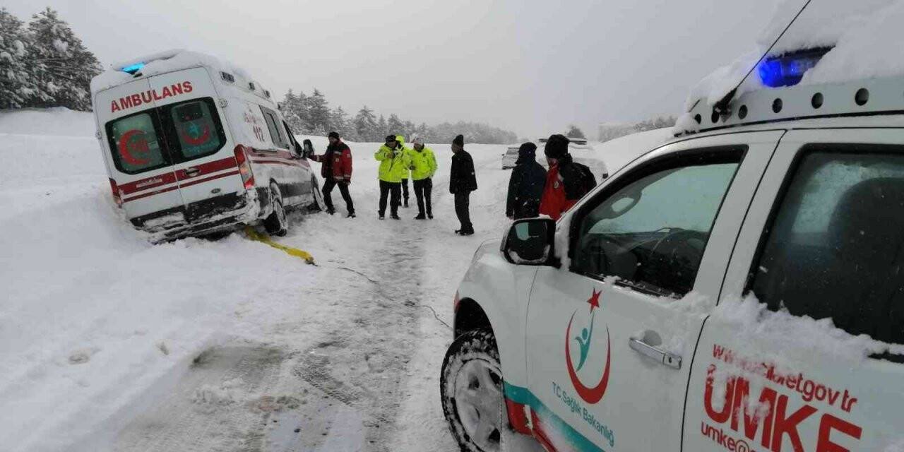 Ambulans kara saplandı, imdadına UMKE ve karayolları ekipleri yetişti