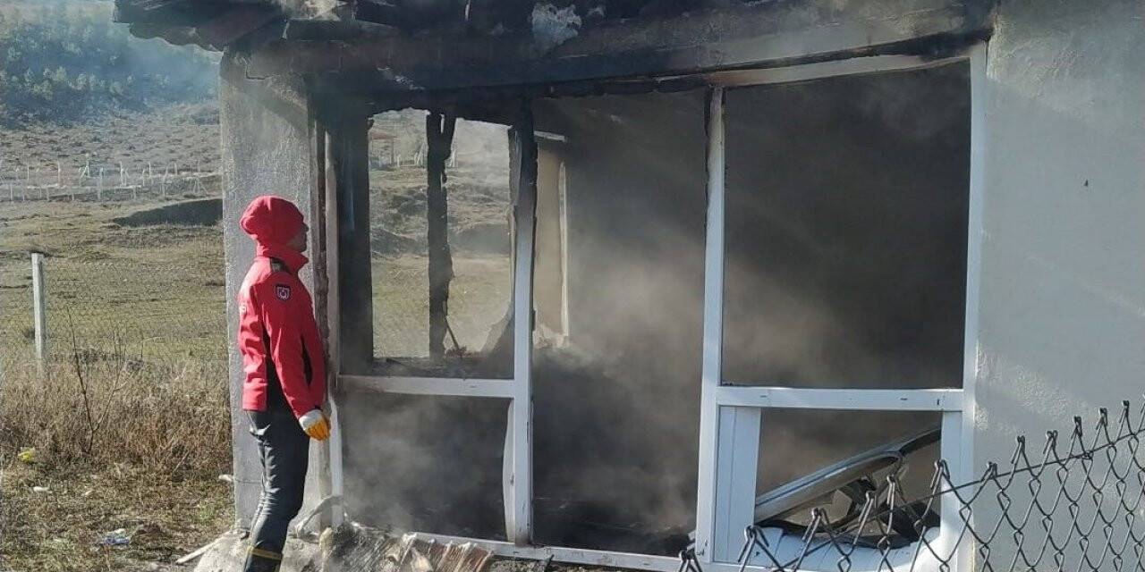 Bağ evi yangında kül oldu