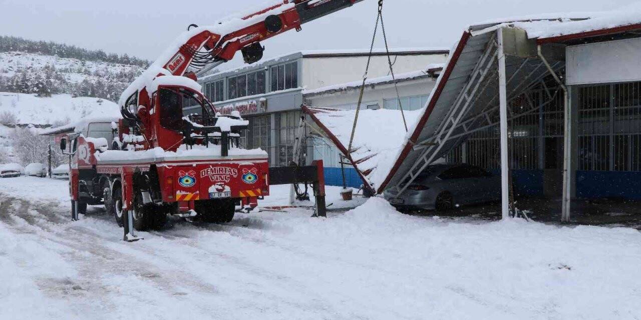 Karabük’te kar ağırlığını kaldıramayan çatılar çöktü
