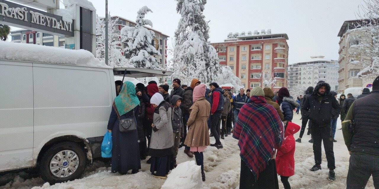 Gaziantep’te yoğun kar yağışı hayatı durma noktasına getirdi