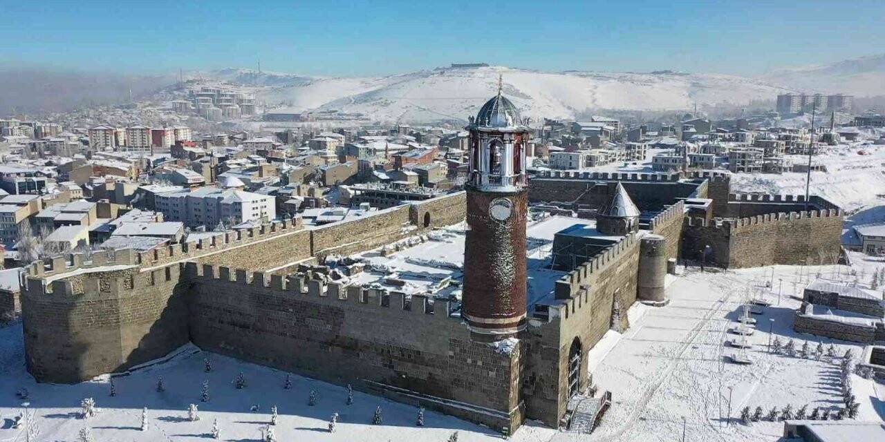 Erzurum’da kar altında kalan tarihi yerler havadan görüntülendi