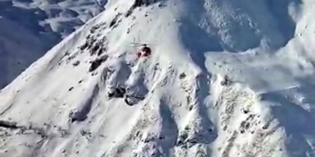 Köylülerin küreklerle yaptığı piste indirilen helikopterle doğum hastası kadın kurtarıldı