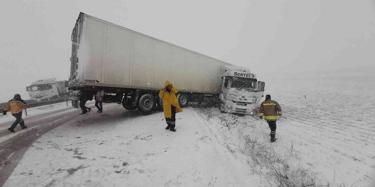 Mardin’de kar nedeniyle trafik kazaları peş peşe geldi