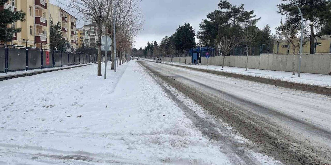 Siverek’te yoğun kar ve tipi hayatı durma noktasına getirdi