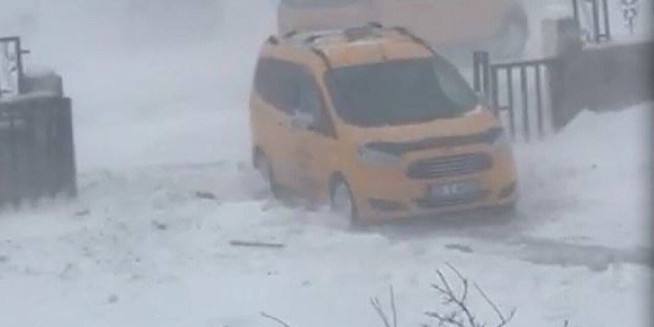 Gevaş’ta fırtına hayatı olumsuz etkiledi