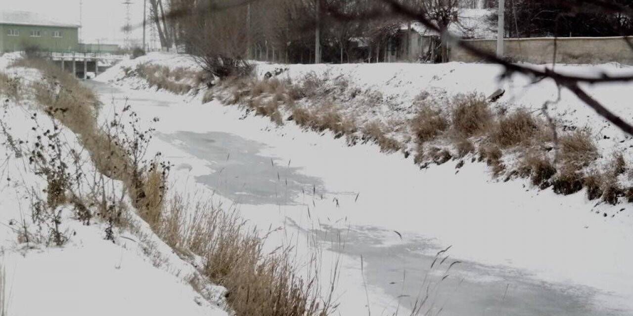 Eskişehir’de sulama kanalı dondu