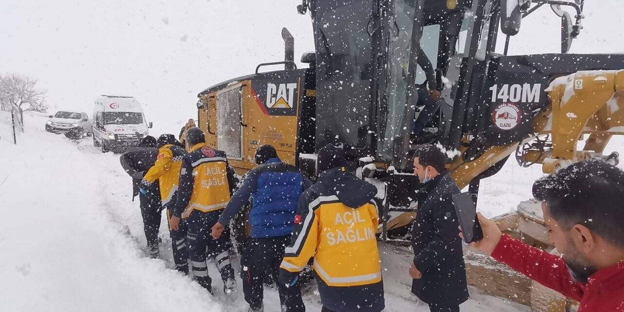 Elazığ’da mahsur kalan yaşlı hastanın yardımına sağlık ekipleri yetişti