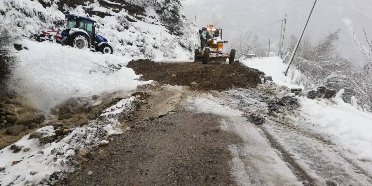 Türkeli’de köy yolu çöktü