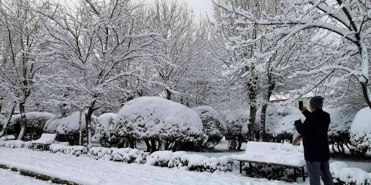Dışarıda kartopu oynayarak stres attıktan sonra kaplıca suyunda şifa buluyorlar