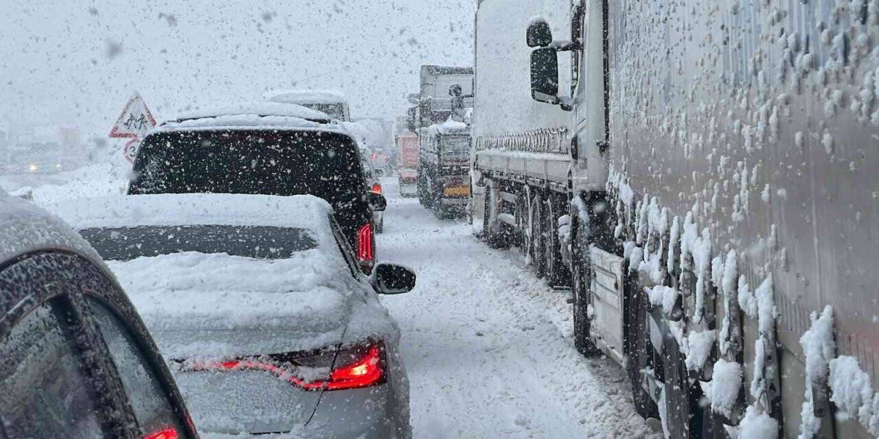 Kar yolları kapattı, kilometrelerce kuyruk oluştu