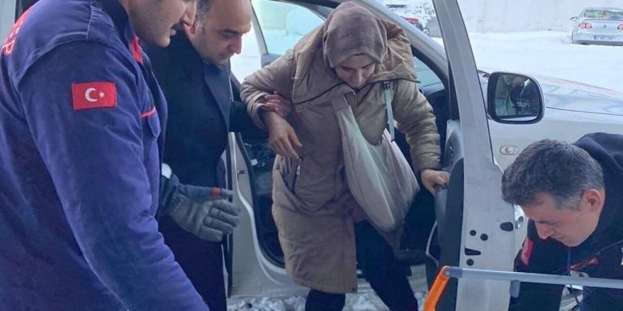 Otoyolda kalanlara kumanya dağıtıldı