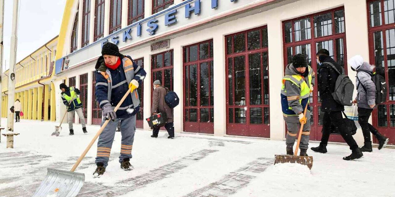 Tepebaşı’nda karla mücadele 7-24 sürüyor