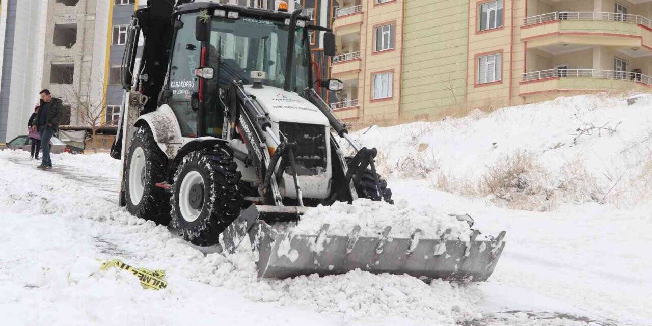 Karaköprü’de karla mücadele devam ediyor