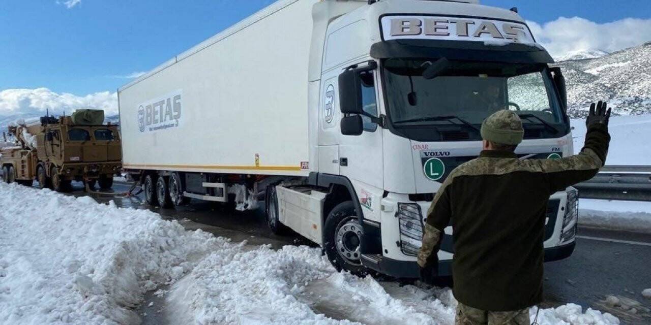 Adana-Gaziantep Otoyolu’nda mahsur kalanlar için 2 askeri helikopter gönderildi