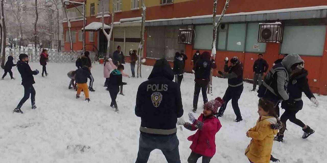 Diyarbakır’da polis ve çocuklar kar topu oynadı, vatandaşlar ise halay çekti
