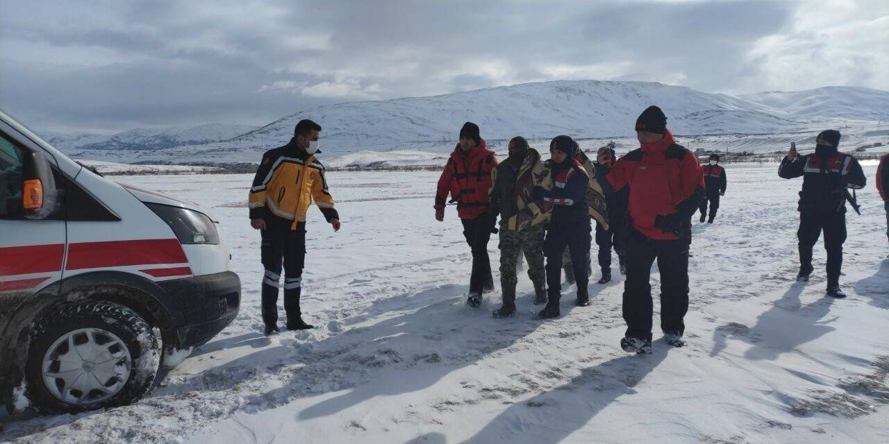 Yaptıkları strafor botla barajda buzlar arasında mahsur kaldılar