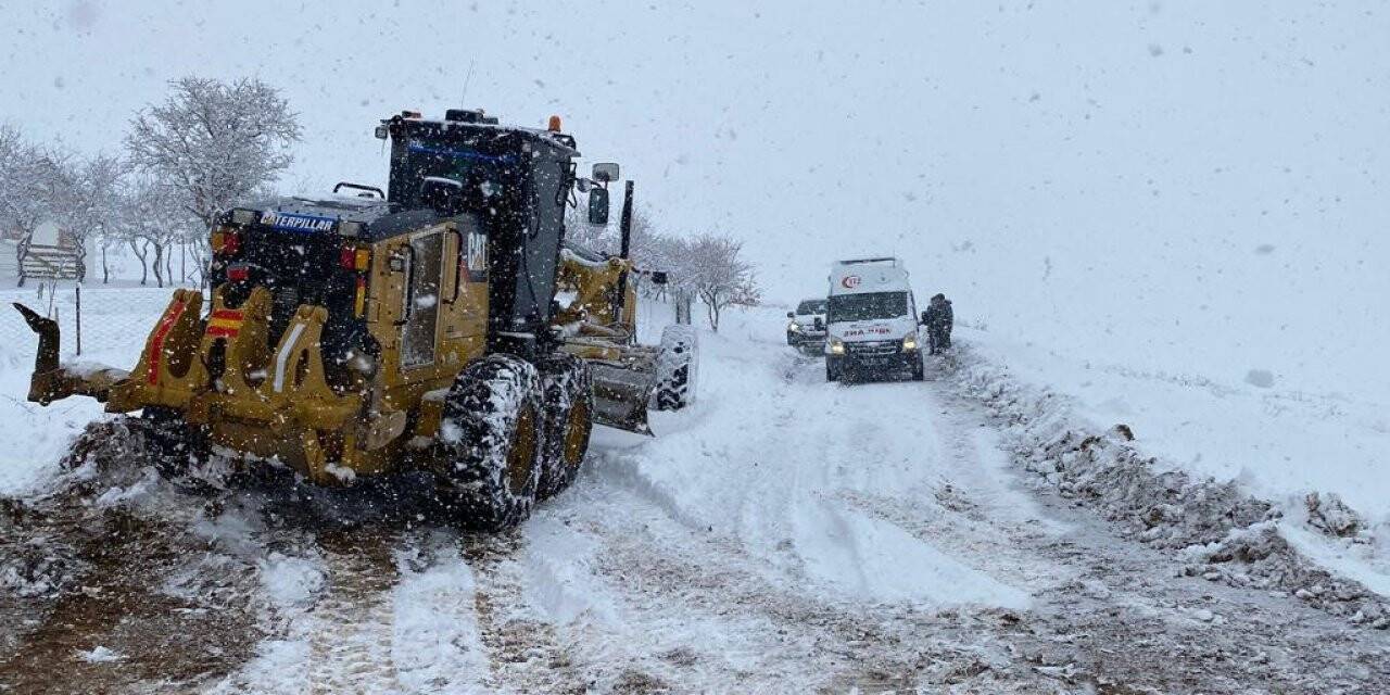 Elazığ İl Özel İdare ekipleri karla mücadelesini aralıksız sürdürüyor