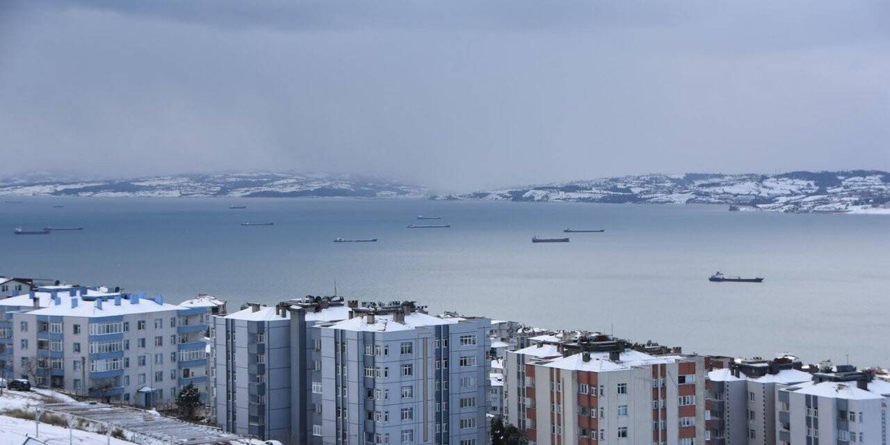 Fırtına nedeniyle gemiler Sinop limanına sığındı