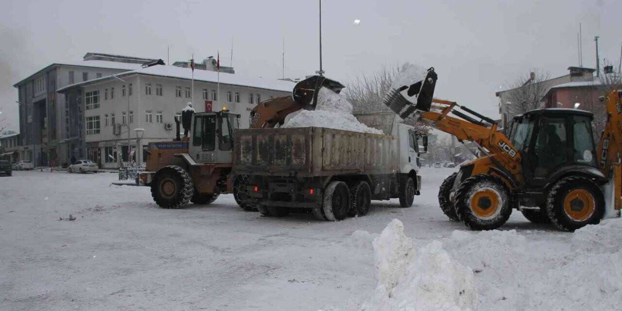 Malazgirt’te kar yağışı hayatı olumsuz etkiledi