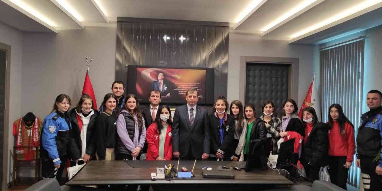 Cizre Spor Lisesi öğrencileri Emniyet Müdürü ile bir araya geldi