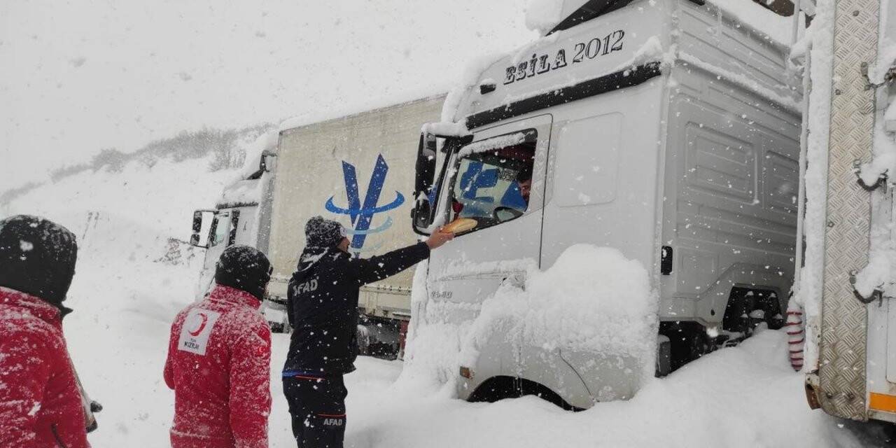 Yollarda mahsur kalanlara kumanya desteği verildi