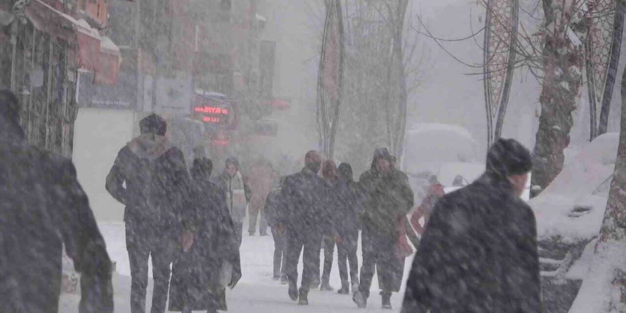 Tatvan’da yoğun kar yağışı