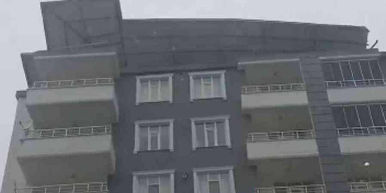 Siirt’te şiddetli rüzgar bir binanın çatısını uçurdu