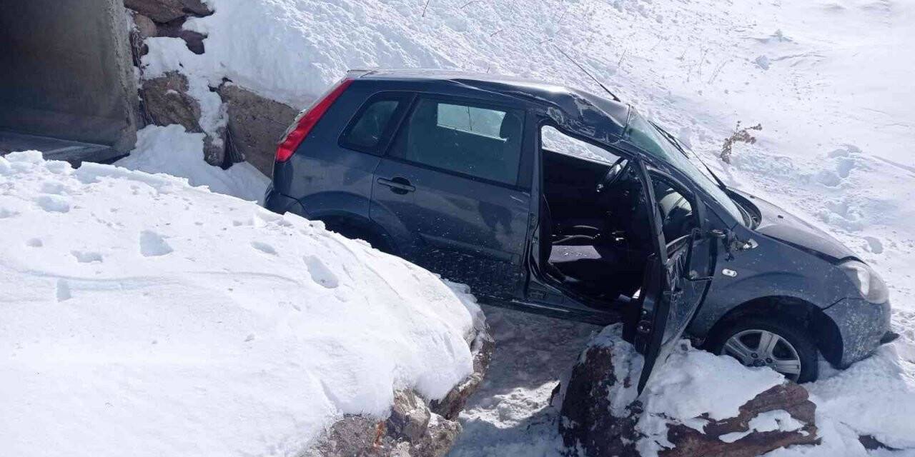 Kontrolden çıkan otomobil dereye uçtu: 2 yaralı