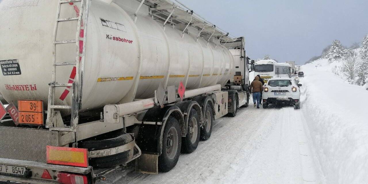 Bolu’da arıza yapan ağır tonajlı araçlar ulaşımı aksatıyor