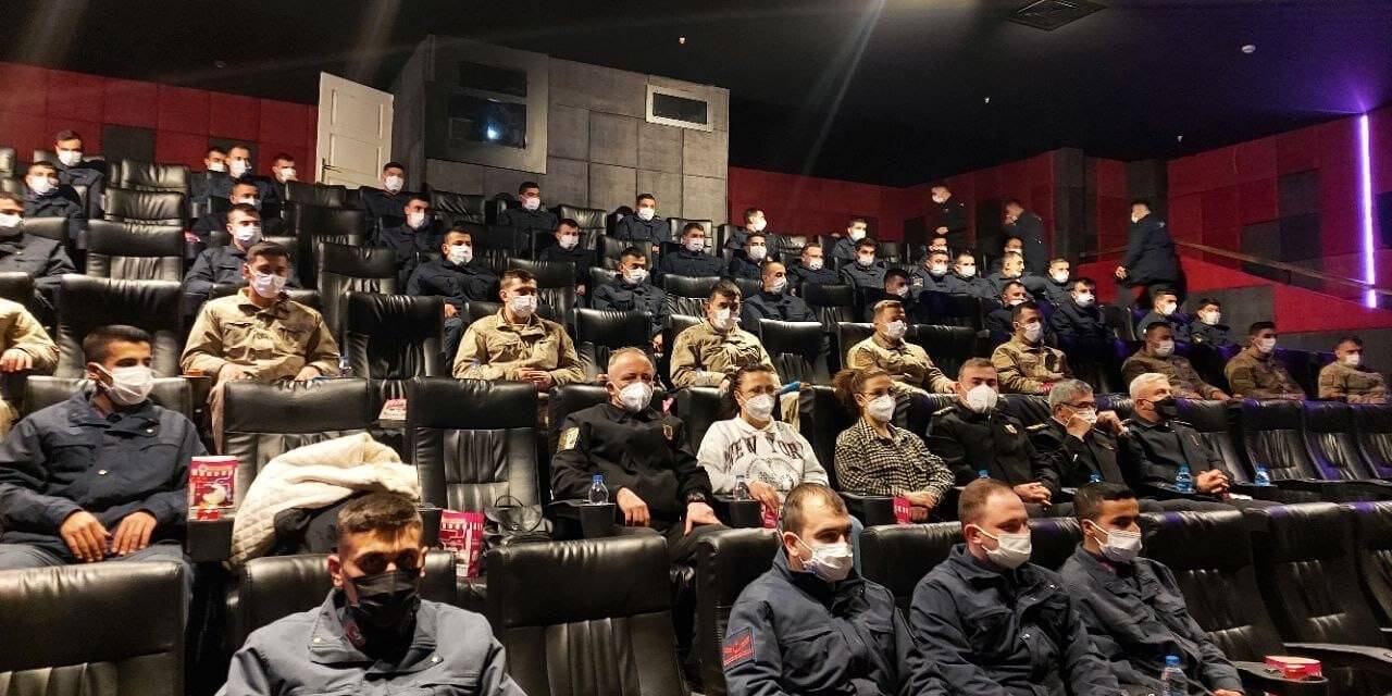 Jandarma personeli, “İyi Ki Varsın Eren” filmini izledi