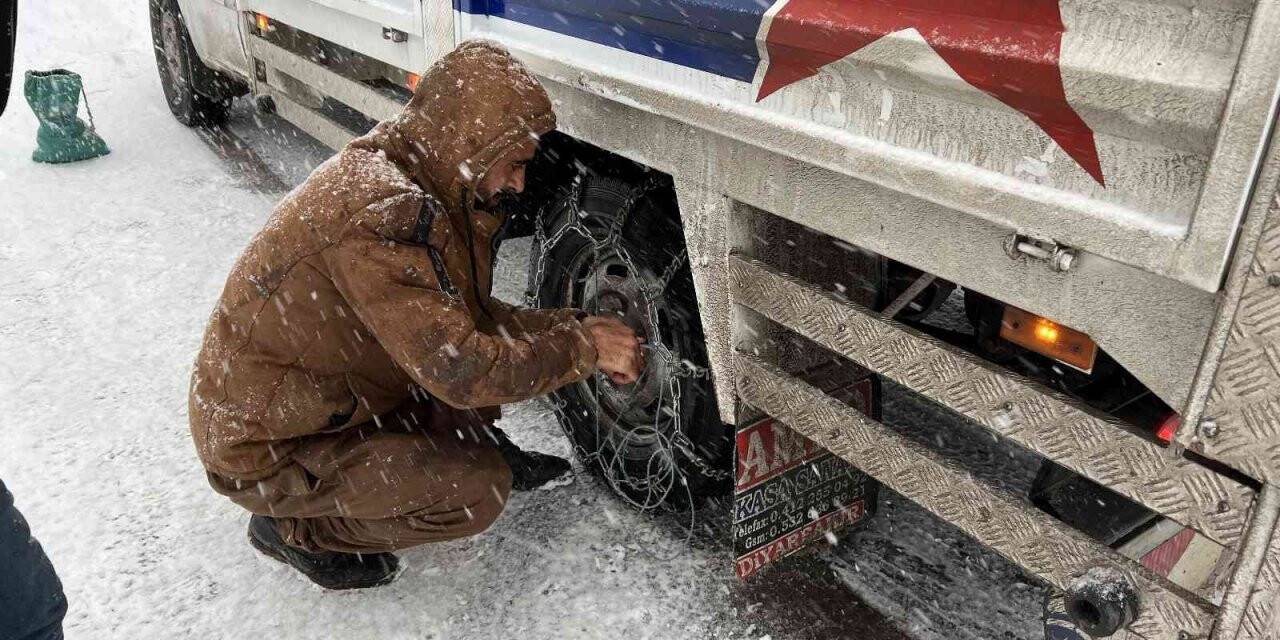 Şırnak’ta yoğun kar yağışı ulaşımı olumsuz etkiledi