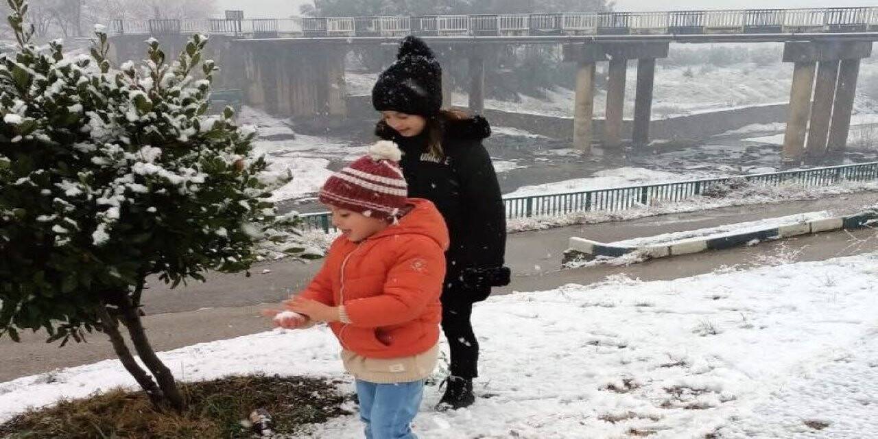 Uzun yıllar sonra Düziçi’ne yağan kar vatandaşları sevindirdi